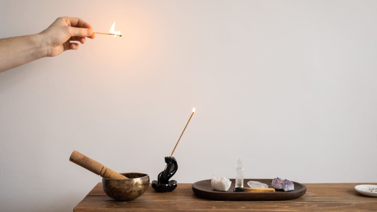 Keep Your Laundry Room Fresh with These Incense Burner Tips